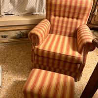 Poltrona bergère vintage con pouf coordinato