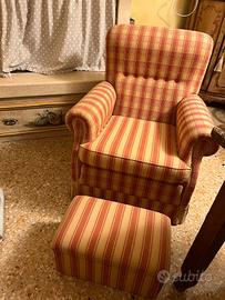 Poltrona bergère vintage con pouf coordinato