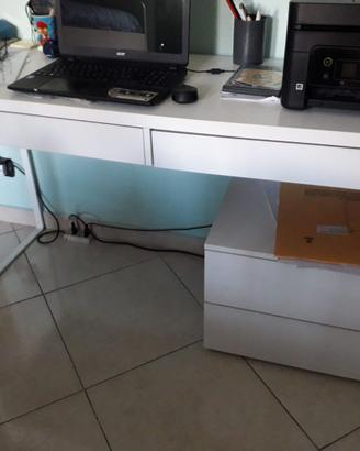 SCRIVANIA IKEA E LETTO MONDO CONVENIENZA