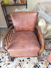 Poltrona in legno e pelle con il suo pouf in pelle