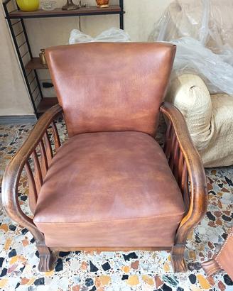 Poltrona in legno e pelle con il suo pouf in pelle