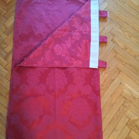 Tende rosse con motivo floreale