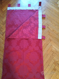 Tende rosse con motivo floreale