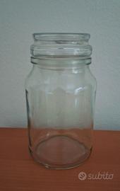 Set di due barattoli in vetro con coperchio.