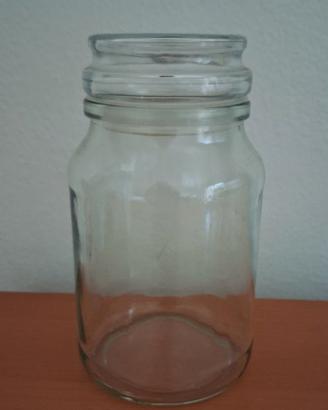 Set di due barattoli in vetro con coperchio.