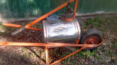 Carretta con cisterna per liquidi