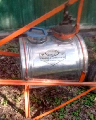 Carretta con cisterna per liquidi