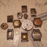 Lotto ingranaggi e casse di orologi molto vecchi