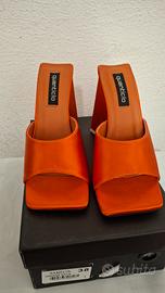 Sandalo arancione con tacco 