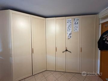 Armadio in legno bianco con cambina armado