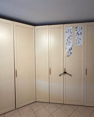Armadio in legno bianco con cambina armado