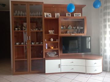 soggiorno e tavolo e 4 sedie