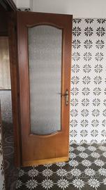 Porta in legno con vetro