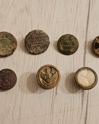 Lotto di 8 bottoni rari vintage da collezione
