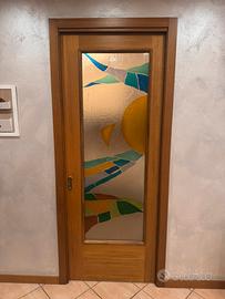 Porte con vetro colorato e porta cieca scorrevoli