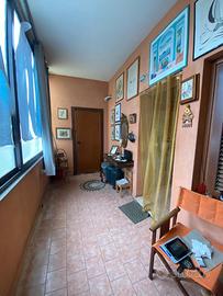 Trilocale con veranda in piccolo stabile