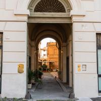 Al centro, servito, tranquillo e bello