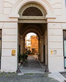 Al centro, servito, tranquillo e bello