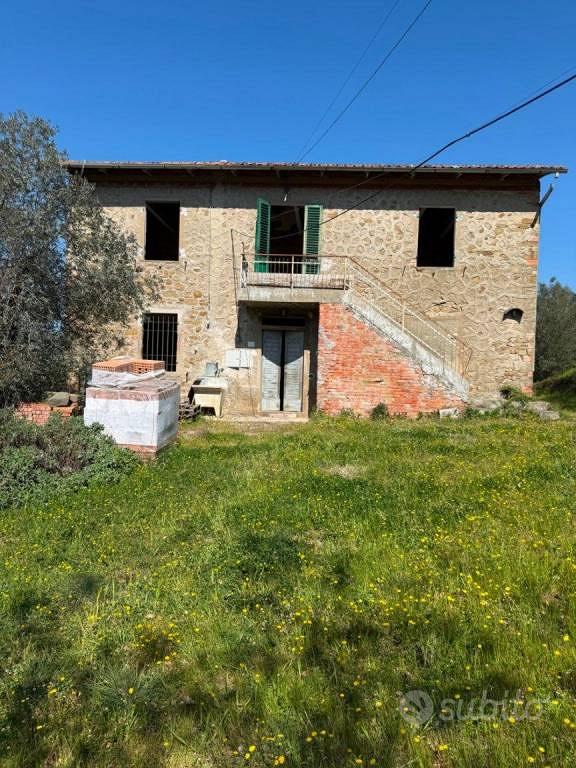 Rustico / Casale di 250 m² con più di 5 locali a B - Vista 2