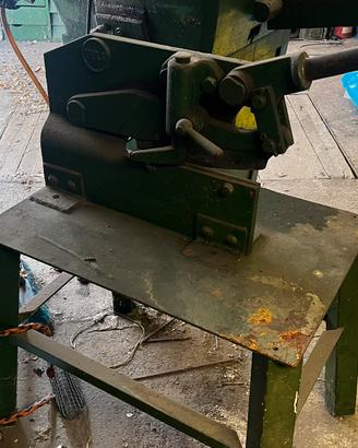 Taglierina manuale per lamiera