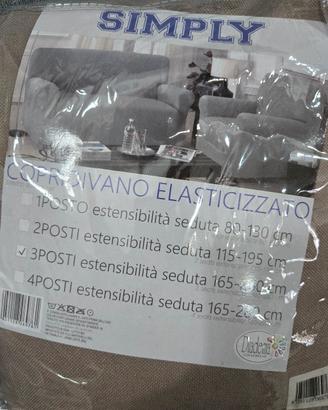 Copri divano elasticizzato tra i posti