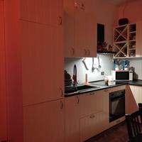 Cucina bianca con top nero