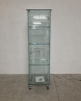 Vetrina di Ron Arad per Fiam anni 80'