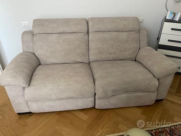 Divano a 2 posti relax elettrico.