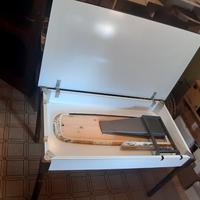 Asse da stiro nascosto nel tavolo