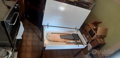 Asse da stiro nascosto nel tavolo