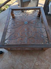 Tavolino in legno con sopra in vetro 