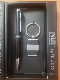 Set Portachiavi e penna stilo col. nero
