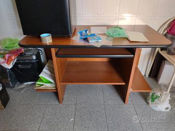 scrivania porta pc