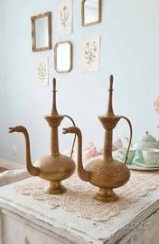 Coppia di brocche decorative in ottone