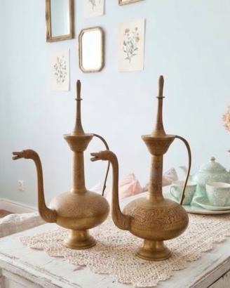 Coppia di brocche decorative in ottone