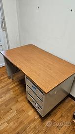 Scrivania in legno con cassetti in metallo