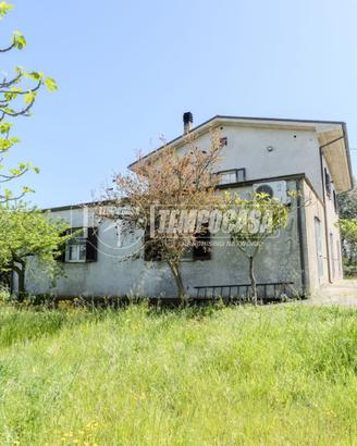 CASALE CON AMPIO TERRENO IMMERSO NEL VERDE