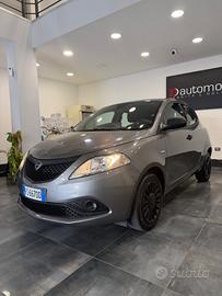 Lancia Ypsilon Elefantino Blu Gpl casa madre