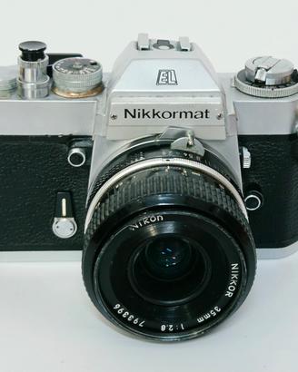 Nikkormat EL con  obbiettivo 35 mm 1:2,8