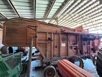 Mietitrebbia di legno storica