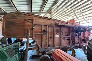 Mietitrebbia di legno storica