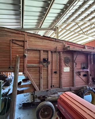 Mietitrebbia di legno storica