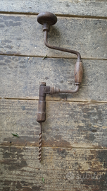 Vecchio trapano a mano completo