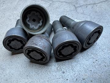 Bulloni antifurto ruote Nissan.