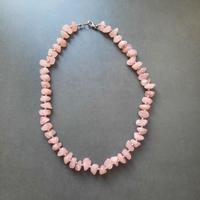 Collana in pietre rosa 