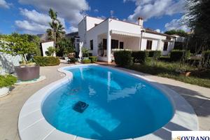 Carini: Piscina e stile in una villa unica