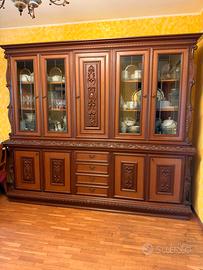 Credenza vetrina classica in legno con intagli