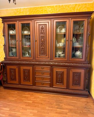 Credenza vetrina classica in legno con intagli
