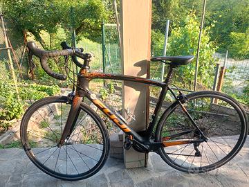 Bici da corsa Fuji in carbonio 