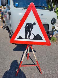 cartello stradale lavori in corso  con supporto